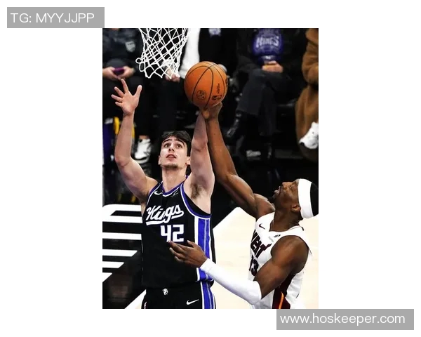 热火与国王激战正酣NBA赛场上演精彩对决球迷热情高涨